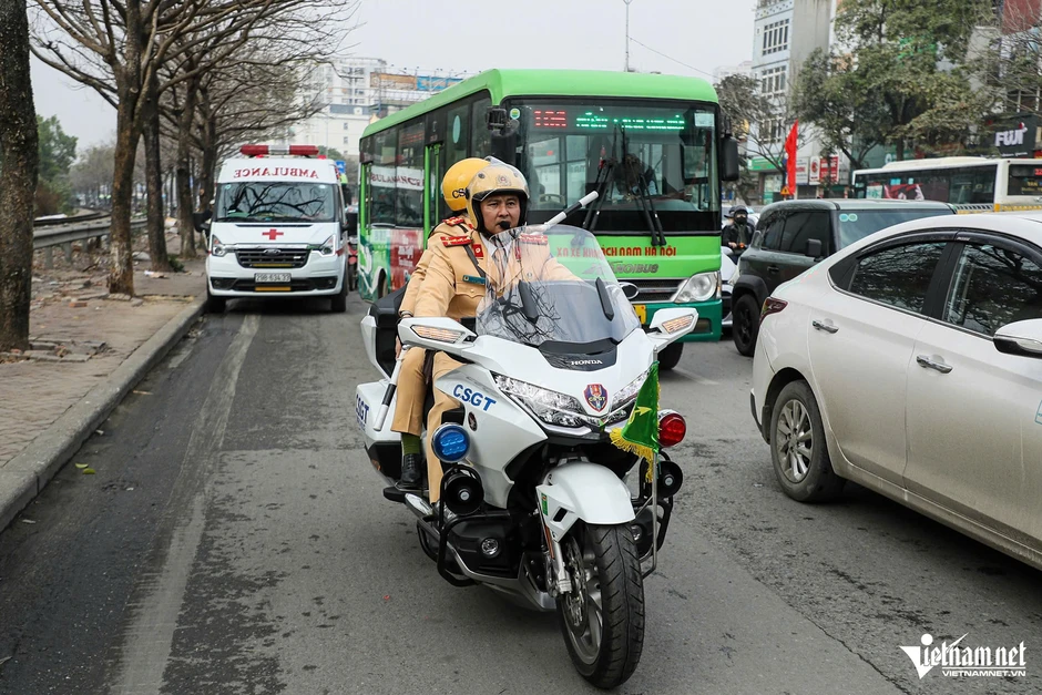 Gặp xe cứu thương phát tín hiệu, tài xế có phải giảm tốc, đi về bên phải đường? Gặp xe cứu thương phát tín hiệu, tài xế có phải giảm tốc, đi về bên phải đường?