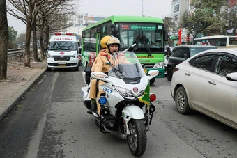 Gặp xe cứu thương phát tín hiệu, tài xế có phải giảm tốc, đi về bên phải đường?