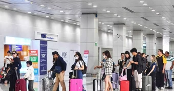 Giá nhiên liệu bay vượt 200 USD/thùng, tăng phụ thu giá vé máy bay?