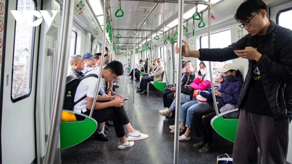Giá xăng tăng, người dân vẫn 'bình thản' nhờ phương tiện công cộng Giá xăng tăng, người dân vẫn 'bình thản' nhờ phương tiện công cộng