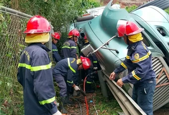 Giải cứu tài xế mắc kẹt trong cabin xe đầu kéo bị tai nạn trên đường cao tốc