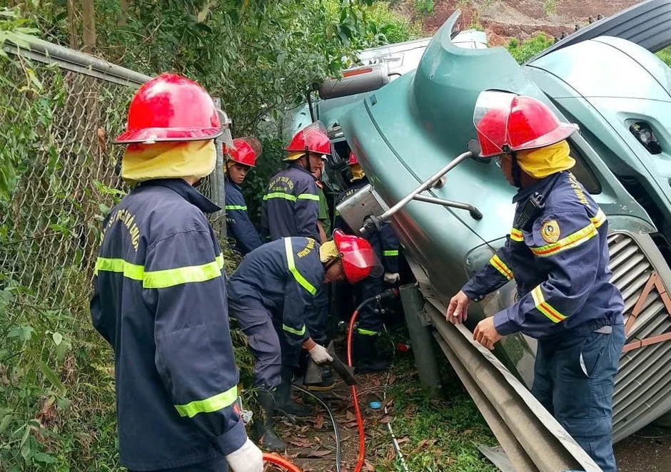 Giải cứu tài xế mắc kẹt trong cabin xe đầu kéo sau tai nạn trên cao tốc Giải cứu tài xế mắc kẹt trong cabin xe đầu kéo sau tai nạn trên cao tốc