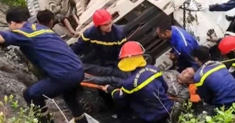 Giải cứu tài xế xe trộn bê tông bị lật úp xuống ao ở Bắc Ninh