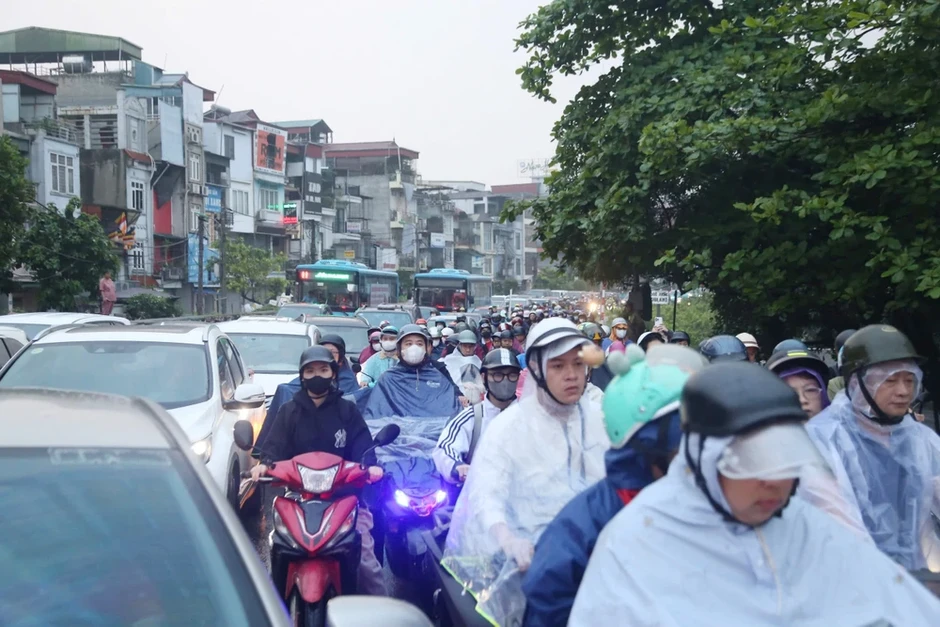 Hà Nội: Cầu Chương Dương 'kẹt cứng' sau khi cấm xe qua cầu Long Biên