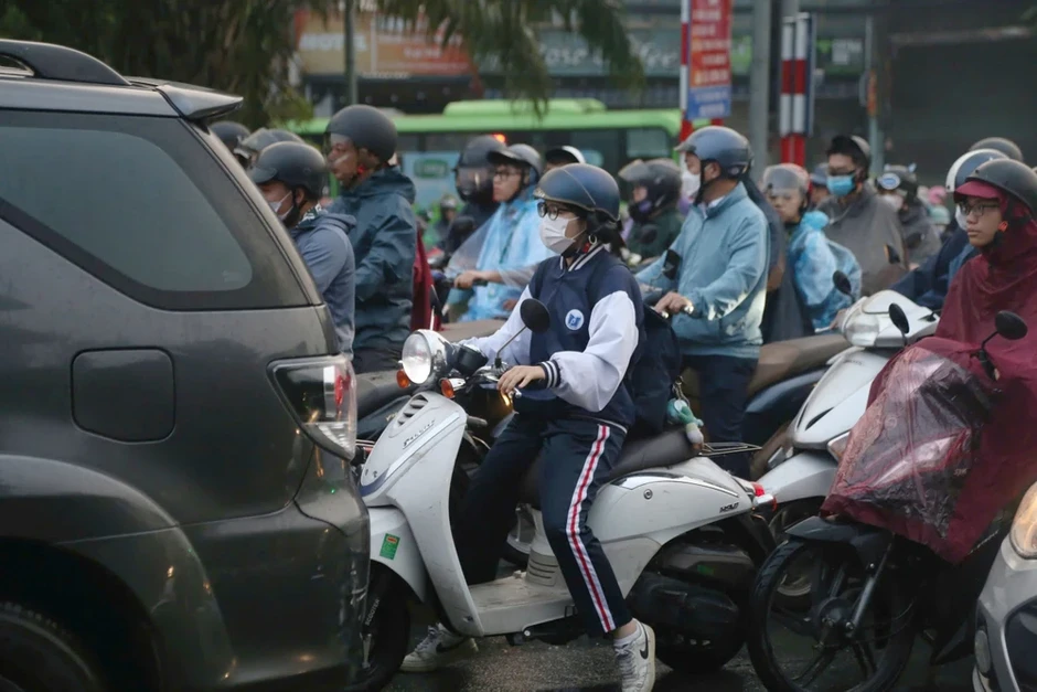 Hà Nội: Cầu Chương Dương 'kẹt cứng' sau khi cấm xe qua cầu Long Biên
