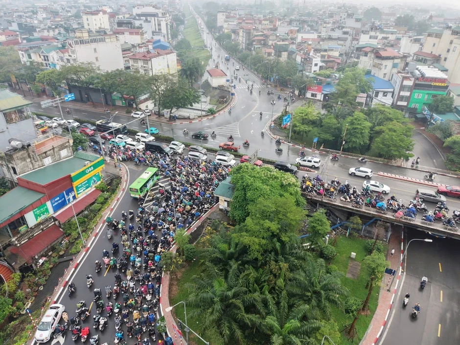 Hà Nội: Cầu Chương Dương 'kẹt cứng' sau khi cấm xe qua cầu Long Biên