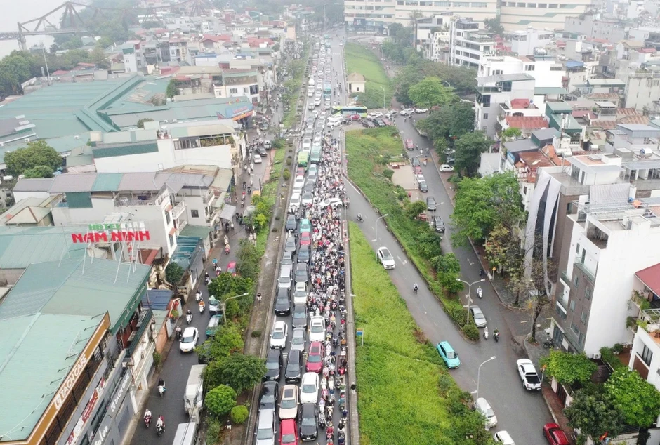 Hà Nội: Cầu Chương Dương 'kẹt cứng' sau khi cấm xe qua cầu Long Biên