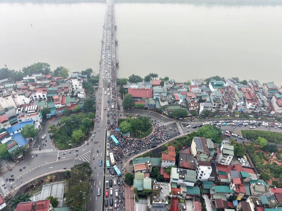Hà Nội: Cầu Chương Dương 'kẹt cứng' sau khi cấm xe qua cầu Long Biên
