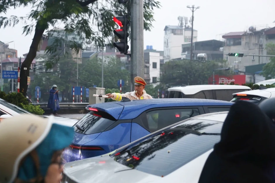 Hà Nội: Cầu Chương Dương 'kẹt cứng' sau khi cấm xe qua cầu Long Biên