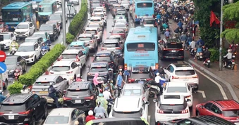 Hà Nội: Cầu Chương Dương 'kẹt cứng' sau khi cấm xe qua cầu Long Biên