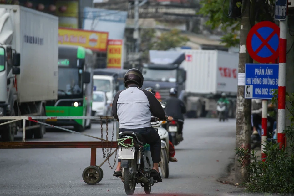 Hà Nội: Cố vượt rào chắn khi tàu gần đến, shipper mắc kẹt trong đường sắt Hà Nội: Cố vượt rào chắn khi tàu gần đến, shipper mắc kẹt trong đường sắt