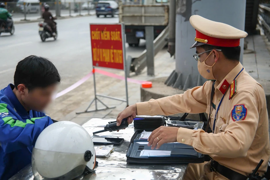 Hà Nội: Cố vượt rào chắn khi tàu gần đến, shipper mắc kẹt trong đường sắt Hà Nội: Cố vượt rào chắn khi tàu gần đến, shipper mắc kẹt trong đường sắt