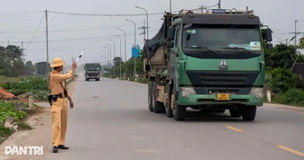 Hà Nội: CSGT xử lý xe hổ vồ rơi cát, nước xuống đường