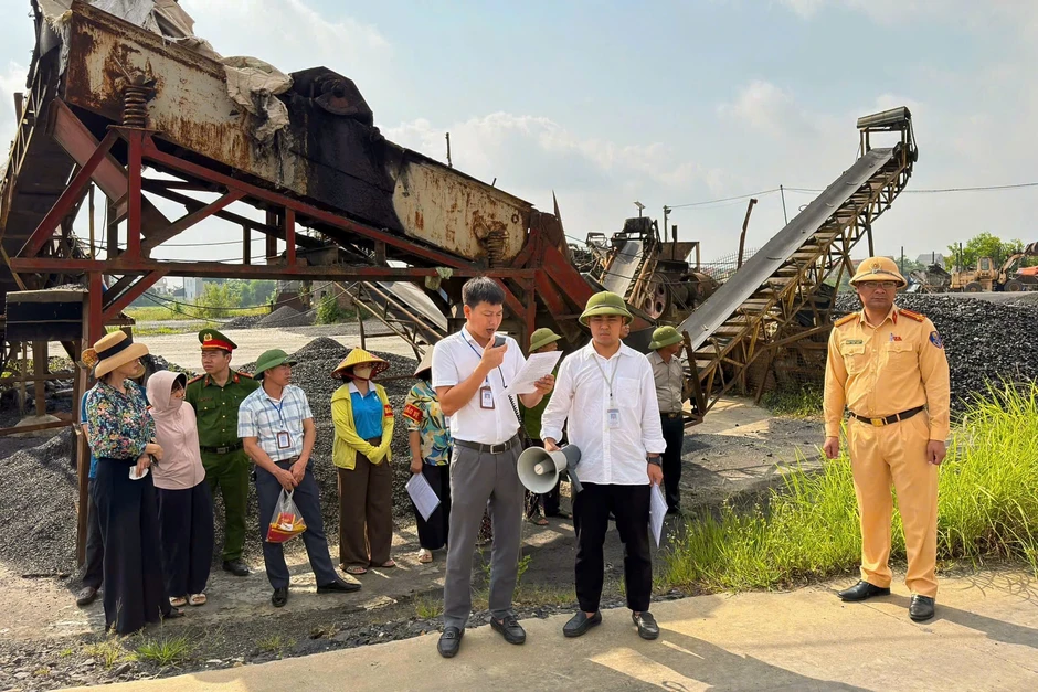 Hà Nội cưỡng chế, rào chắn 6 bến vật liệu xây dựng ven sông ở Hà Nội Hà Nội cưỡng chế, rào chắn 6 bến vật liệu xây dựng ven sông ở Hà Nội