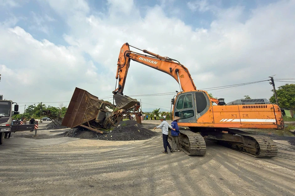 Hà Nội cưỡng chế, rào chắn 6 bến vật liệu xây dựng ven sông ở Hà Nội Hà Nội cưỡng chế, rào chắn 6 bến vật liệu xây dựng ven sông ở Hà Nội