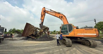 Hà Nội cưỡng chế, rào chắn 6 bến vật liệu xây dựng ven sông ở Hà Nội