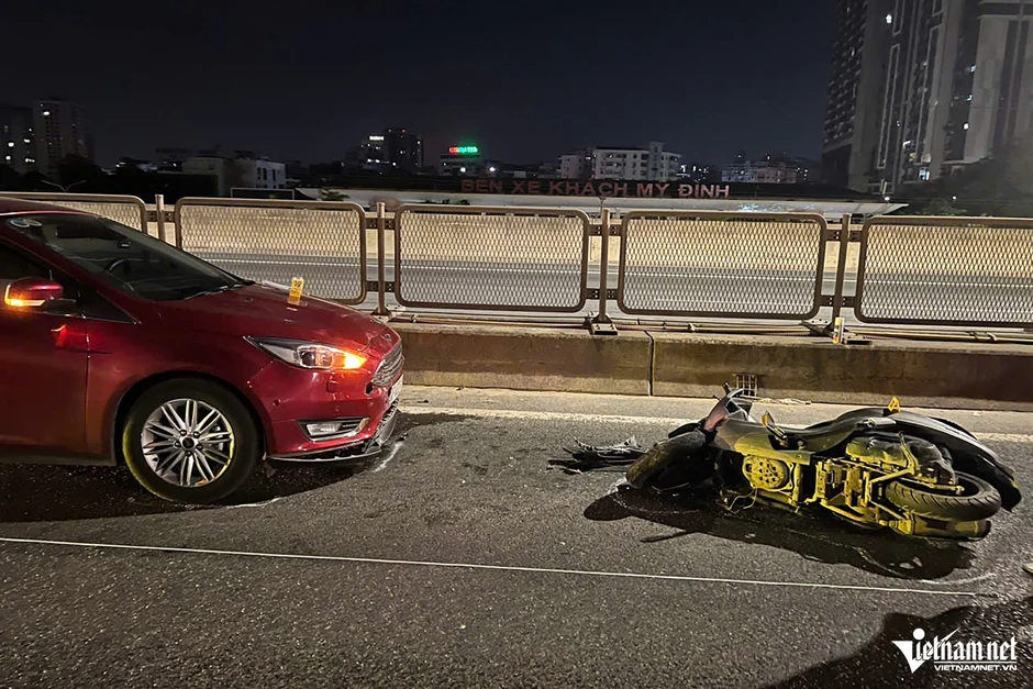 Hà Nội: Đi xe máy ngược chiều, thanh niên tông thẳng vào ô tô của nữ tài xế Hà Nội: Đi xe máy ngược chiều, thanh niên tông thẳng vào ô tô của nữ tài xế