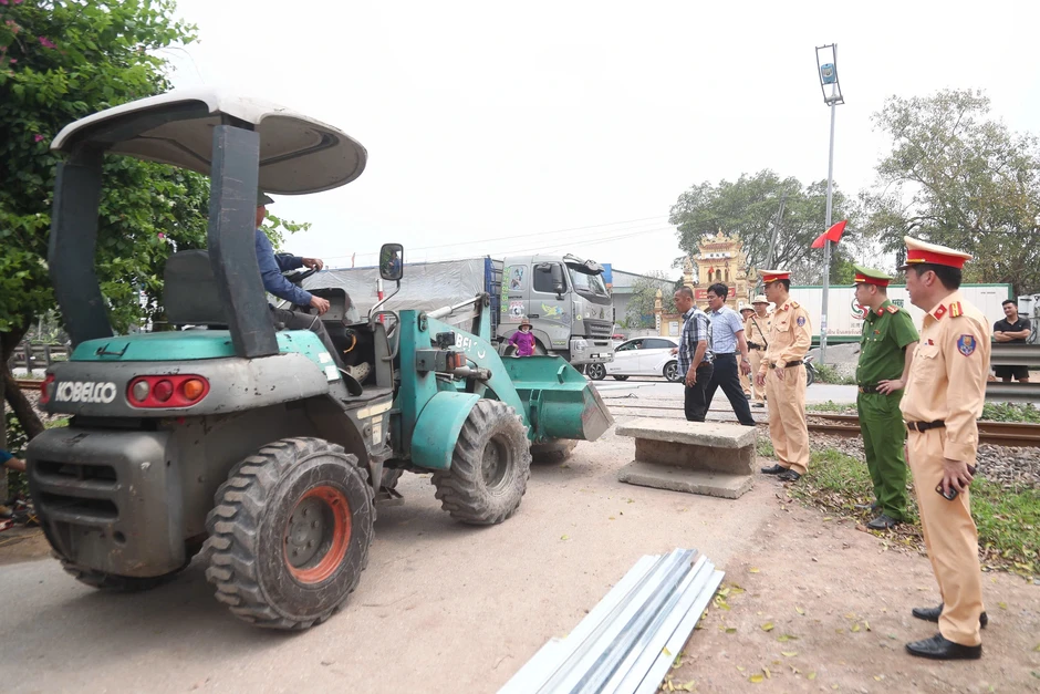Hà Nội đóng hàng chục lối đi tự mở cắt ngang tuyến đường sắt Bắc - Nam Hà Nội đóng hàng chục lối đi tự mở cắt ngang tuyến đường sắt Bắc - Nam