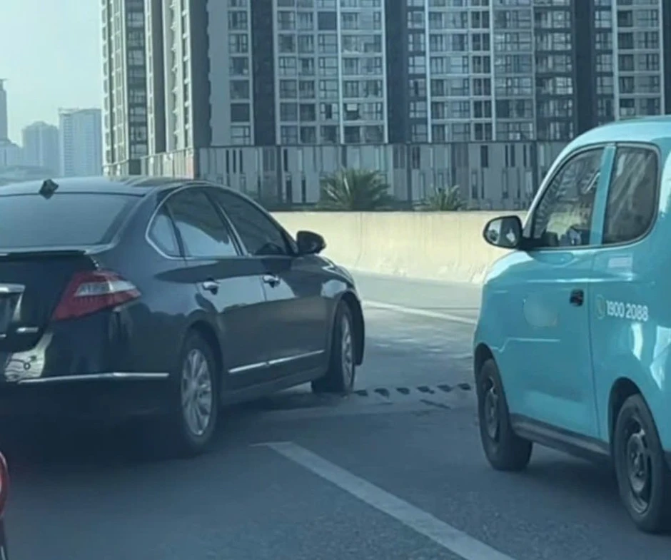 Hà Nội: Khe co giãn Vành đai 3 trên cao bất ngờ trồi lên, tài xế ô tô nơm nớp lo sự cố Hà Nội: Khe co giãn Vành đai 3 trên cao bất ngờ trồi lên, tài xế ô tô nơm nớp lo sự cố