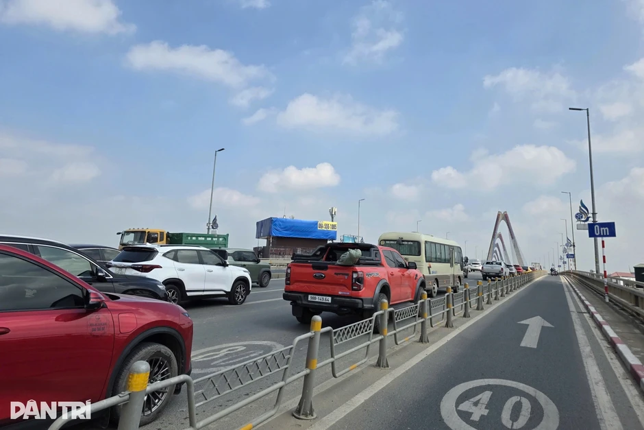 Hà Nội lên tiếng việc lắp biển khoảng cách và giảm tốc độ trên cầu Nhật Tân