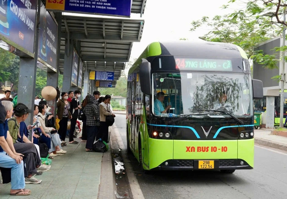 Hà Nội “lột xác” xe buýt: Hành khách thích thú vì không còn mùi khói