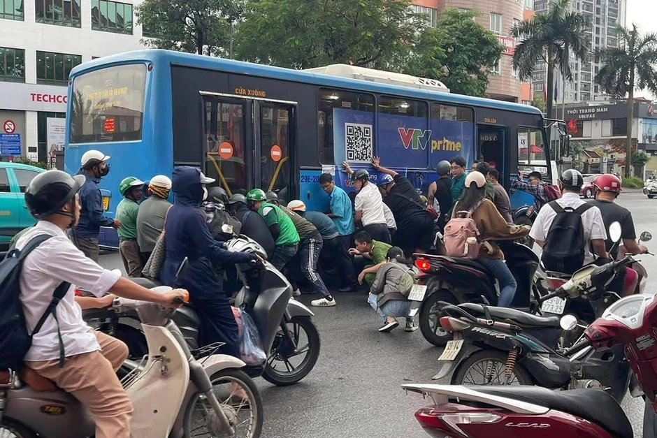 Hà Nội: Nữ tài xế dừng đèn đỏ bị xe buýt tông, hơn 10 người hợp sức nâng xe cứu nạn Hà Nội: Nữ tài xế dừng đèn đỏ bị xe buýt tông, hơn 10 người hợp sức nâng xe cứu nạn