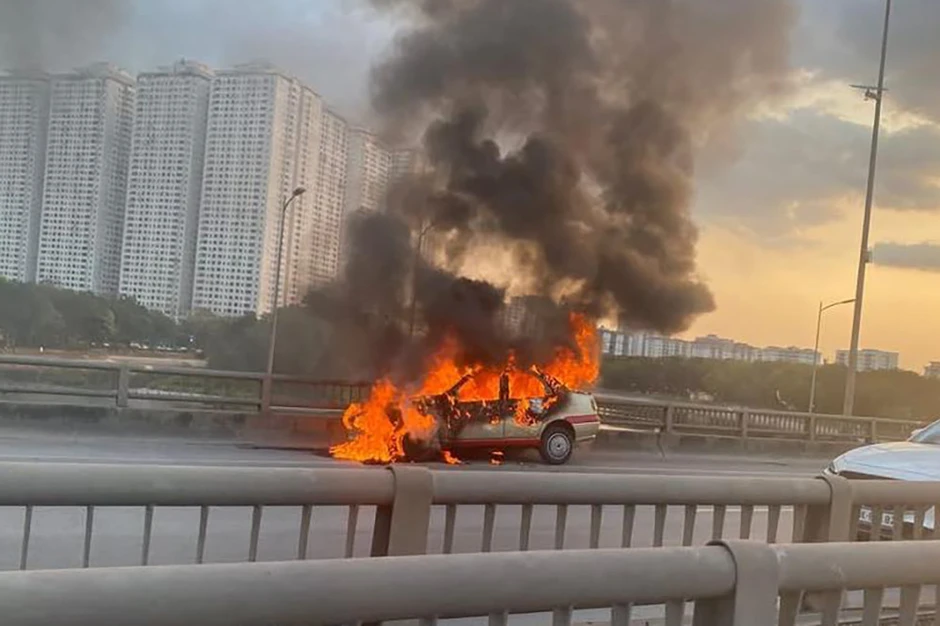 Hà Nội: Ô tô con cháy ngùn ngụt ở Vành đai 3 trên cao giữa giờ cao điểm Hà Nội: Ô tô con cháy ngùn ngụt ở Vành đai 3 trên cao giữa giờ cao điểm