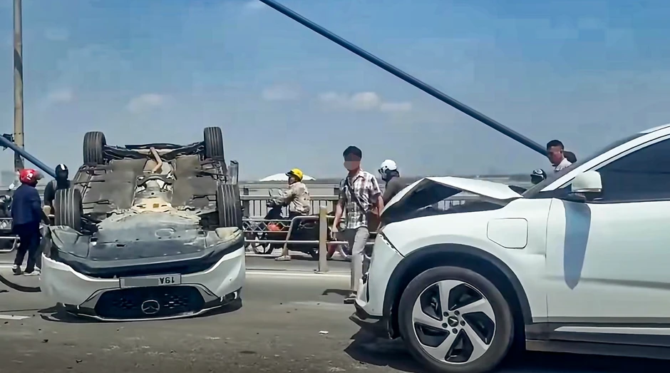 Hà Nội: Tai nạn liên hoàn trên cầu Nhật Tân, 1 ô tô lật ngửa