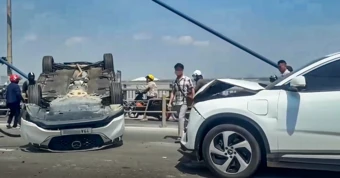 Hà Nội: Tai nạn liên hoàn trên cầu Nhật Tân, 1 ô tô lật ngửa