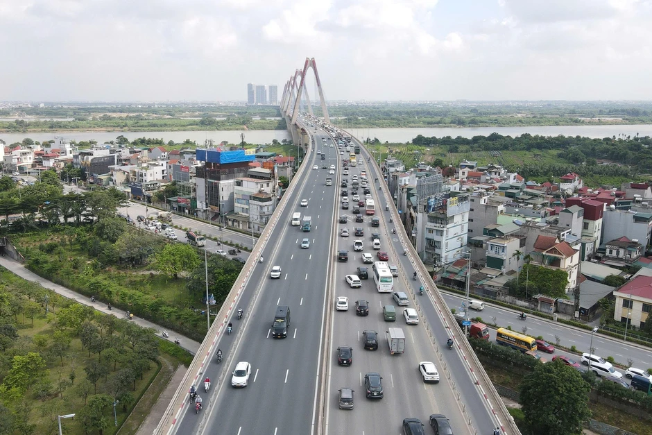 Hà Nội: Tháo dỡ các biển khoảng cách vừa lắp trên cầu Nhật Tân Hà Nội: Tháo dỡ các biển khoảng cách vừa lắp trên cầu Nhật Tân