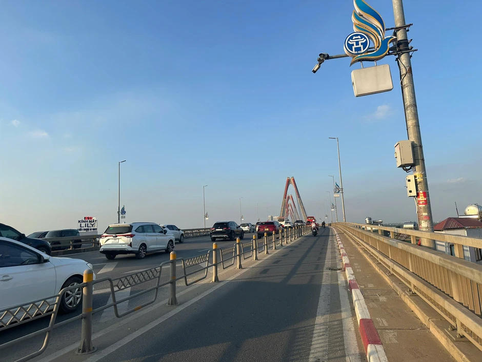 Hà Nội: Tháo dỡ các biển khoảng cách vừa lắp trên cầu Nhật Tân Hà Nội: Tháo dỡ các biển khoảng cách vừa lắp trên cầu Nhật Tân