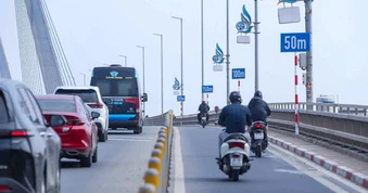 Hà Nội: Tháo dỡ các biển khoảng cách vừa lắp trên cầu Nhật Tân