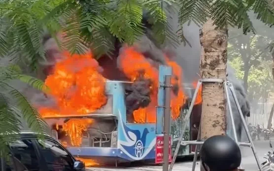 Hà Nội: Xe buýt bốc cháy dữ dội trên đường Lý Thường Kiệt Hà Nội: Xe buýt bốc cháy dữ dội trên đường Lý Thường Kiệt