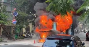 Hà Nội: Xe buýt bốc cháy ngùn ngụt trên phố Lý Thường Kiệt
