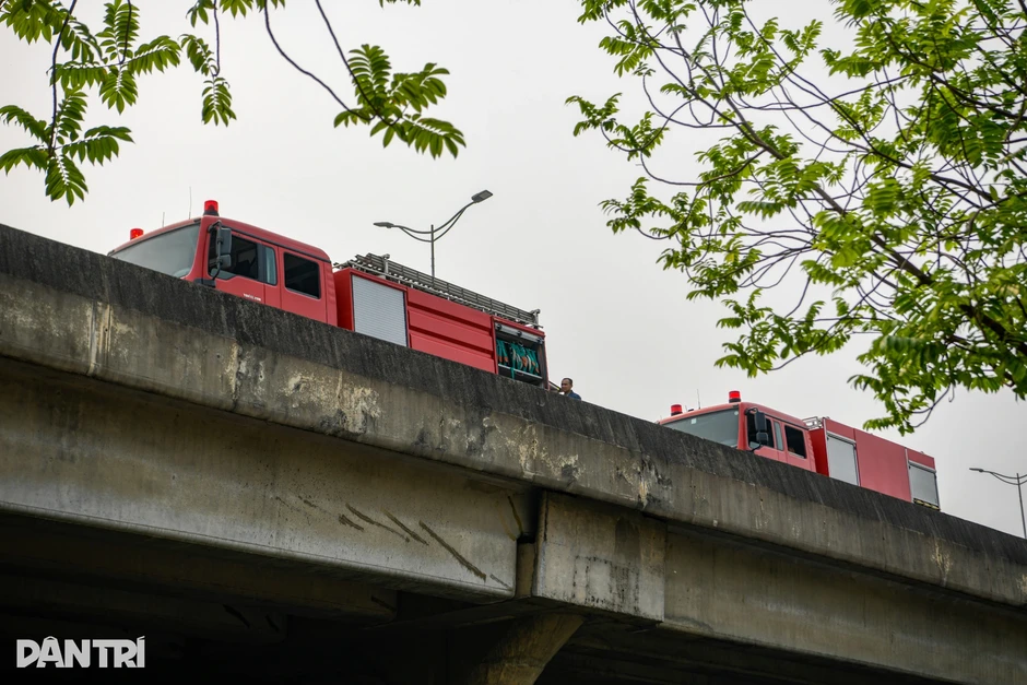 Hà Nội: Xe đầu kéo bốc cháy dữ dội trên đường Vành đai 3 Hà Nội: Xe đầu kéo bốc cháy dữ dội trên đường Vành đai 3