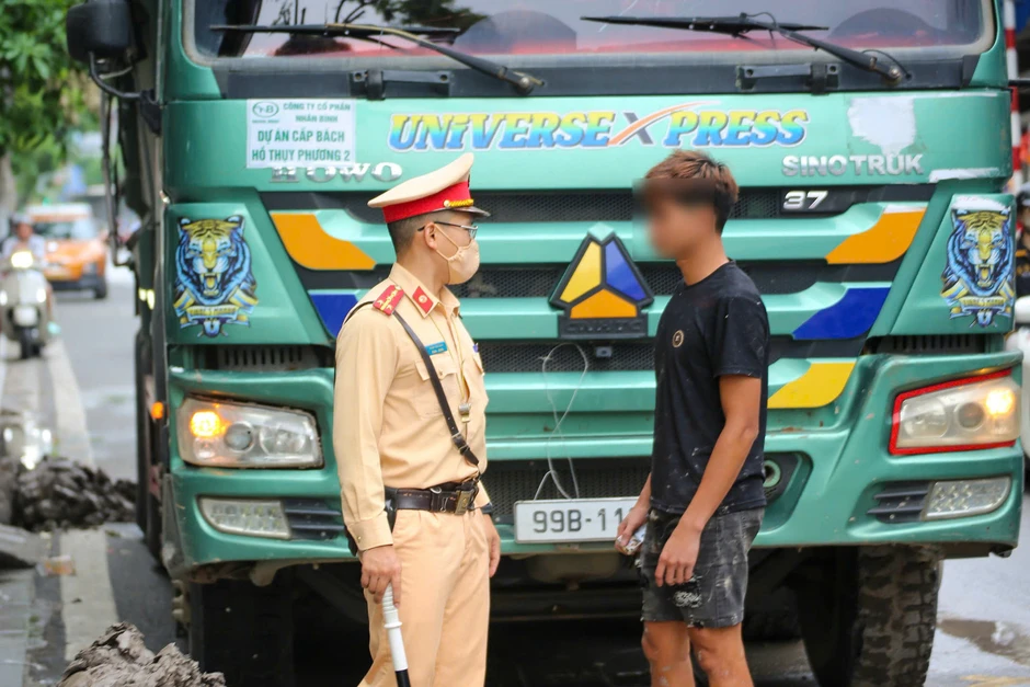 Hà Nội: Xử phạt tài xế xe ben làm rơi bùn kéo dài trên đường Láng Hạ Hà Nội: Xử phạt tài xế xe ben làm rơi bùn kéo dài trên đường Láng Hạ