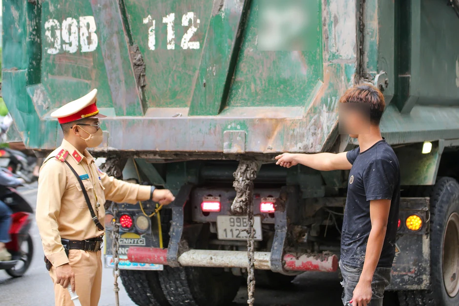 Hà Nội: Xử phạt xe ben làm rơi bùn kéo dài trên đường Láng Hạ Hà Nội: Xử phạt xe ben làm rơi bùn kéo dài trên đường Láng Hạ