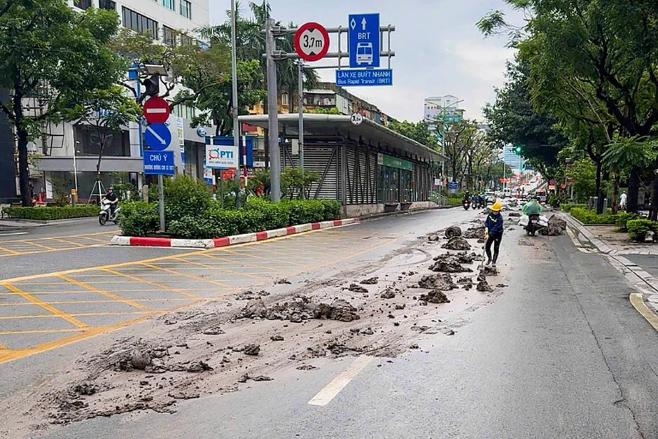 Hà Nội: Xử phạt xe ben làm rơi bùn kéo dài trên đường Láng Hạ Hà Nội: Xử phạt xe ben làm rơi bùn kéo dài trên đường Láng Hạ