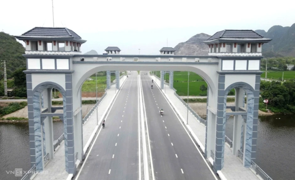 Hai cầu có lầu vọng cảnh ở Ninh Bình