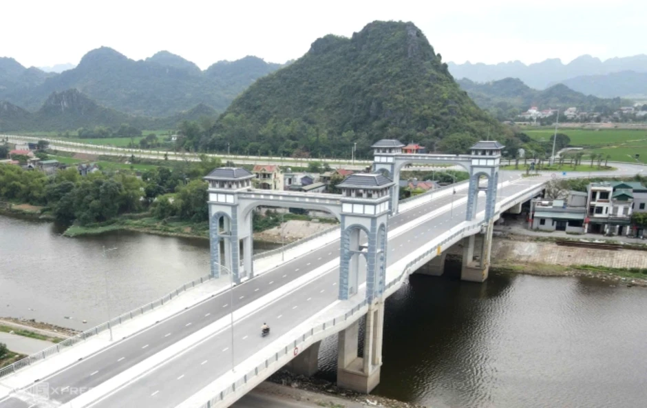 Hai cầu có lầu vọng cảnh ở Ninh Bình
