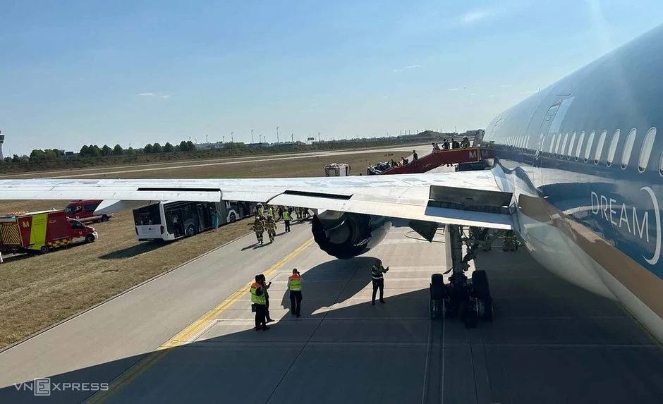 Hai giờ căng thẳng trên chiếc Boeing 787-9 phải quay đầu lại Munich Hai giờ căng thẳng trên chiếc Boeing 787-9 phải quay đầu lại Munich
