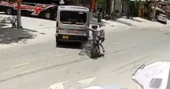 Hai người đi xe máy bị hất văng sau cú tông ô tô khách