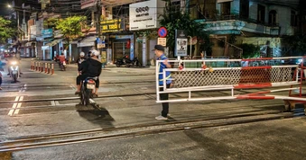 Hai nữ nhân viên đường sắt bị hành hung vì ngăn người vượt barie