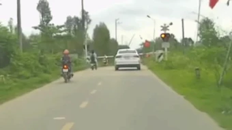 Hai nữ sinh vượt gác chắn trước mũi tàu hỏa