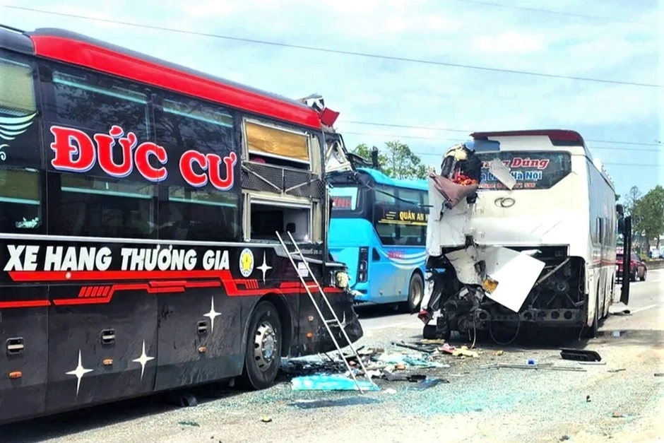 Hai ô tô khách va chạm, phụ xe tử vong, 3 người bị thương Hai ô tô khách va chạm, phụ xe tử vong, 3 người bị thương