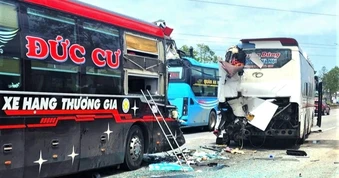 Hai ô tô khách va chạm, phụ xe tử vong, 3 người bị thương