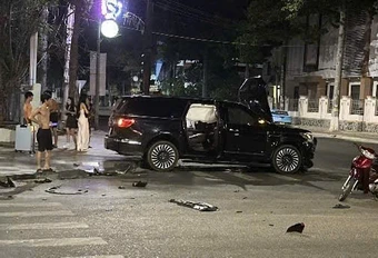 Hai ôtô lao lên lề, vỡ nát sau va chạm&nbsp;