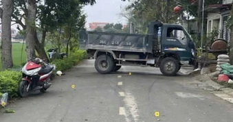 Hai phụ nữ đi xe máy thương vong sau va chạm với xe tải