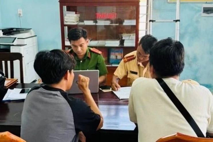 Hai tài xế ô tô bán tải bị xử phạt vì chở nhiều người trên thùng xe Hai tài xế ô tô bán tải bị xử phạt vì chở nhiều người trên thùng xe