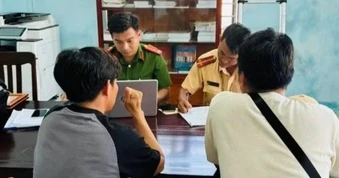 Hai tài xế ô tô bán tải bị xử phạt vì chở nhiều người trên thùng xe